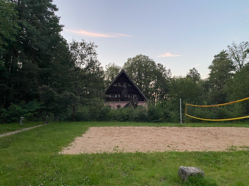 Giebelhaus im Sommer mit Volleyballfeld